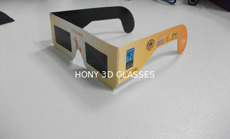 Gafas de visión disponibles de los vidrios del eclipse solar con el marco de papel